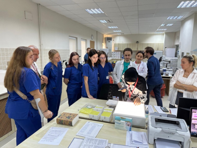 zwiedzanie laboratorium uniwersyteckiego szpitala w Samsun. Kliknij, aby powiększyć zdjęcie.